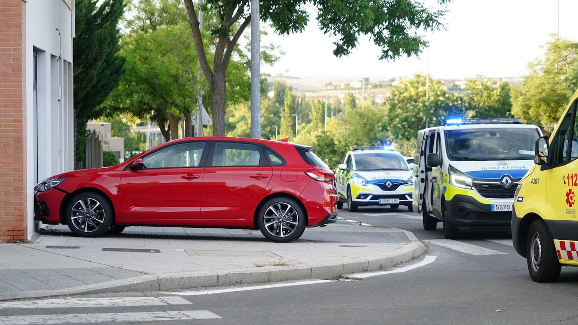 Un Conductor Se Estampa Contra La Fachada De Un Negocio En El Barrio De